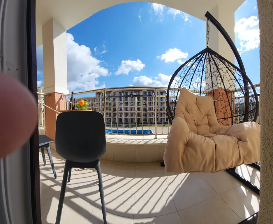 Шикарная студия с видом на бассейн