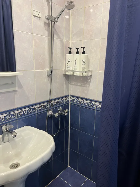 Уютная квартира с видом на проезжающий ретро-поезд