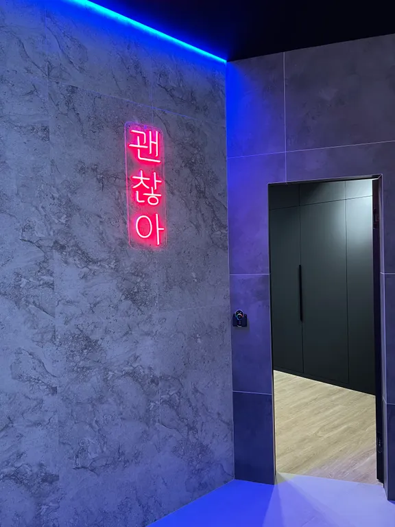 Люксовая 2-комнатная квартира с дизайнерским ремонтом