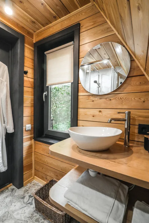 Треугольный домик на склоне горы над ручьём