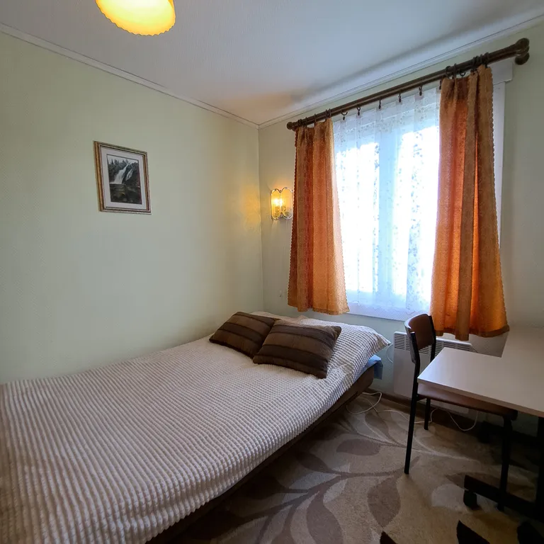 Дом с качелями