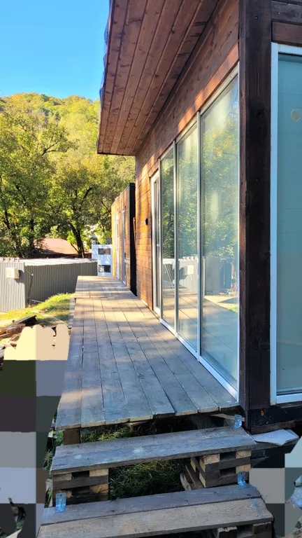 Домик у снежных вершин