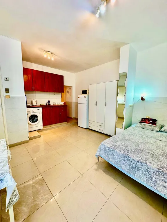 Новая эксклюзивная студия у моря в доме с лифтом