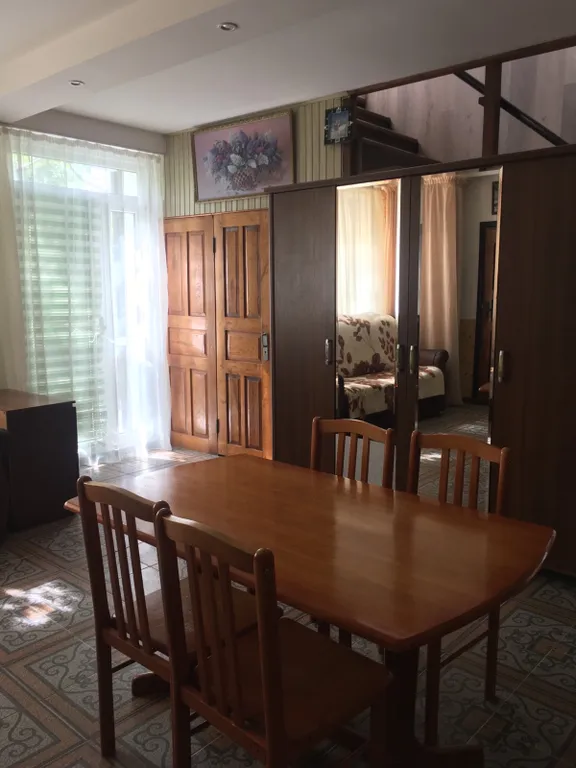 Двухэтажный дом с верандой, огороженной парковкой и сауной