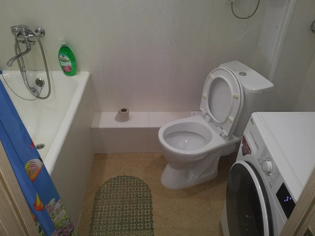 Гора через дорогу