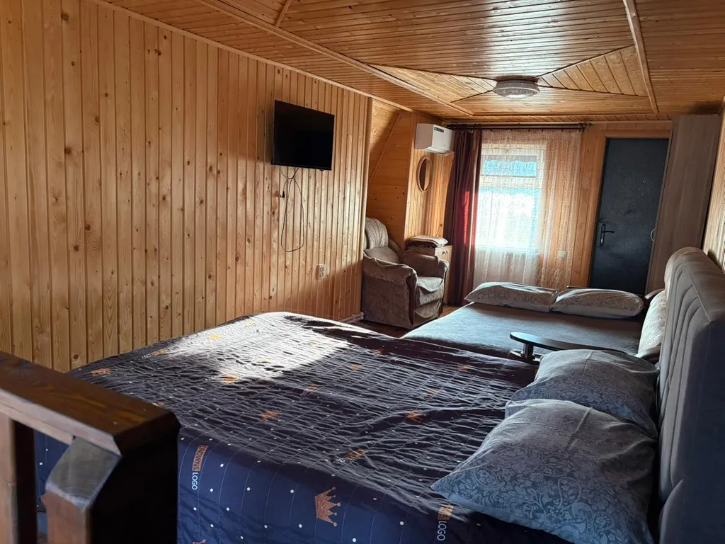 Домик у реки Дах с видом на горы