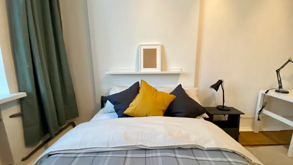 Комната с высокими потолками в центре