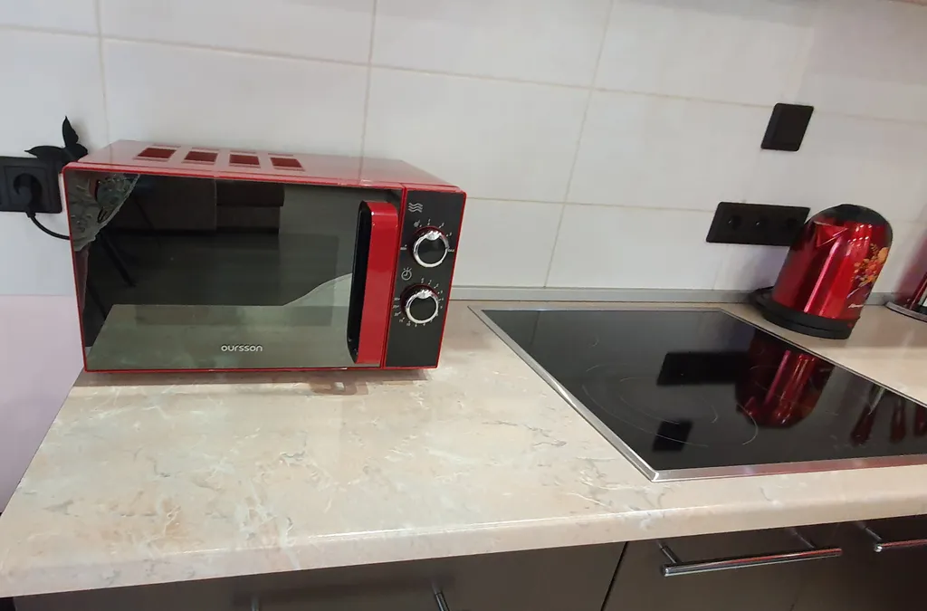 Уютная студия с отдельной спальной зоной, рядом с Иртышом