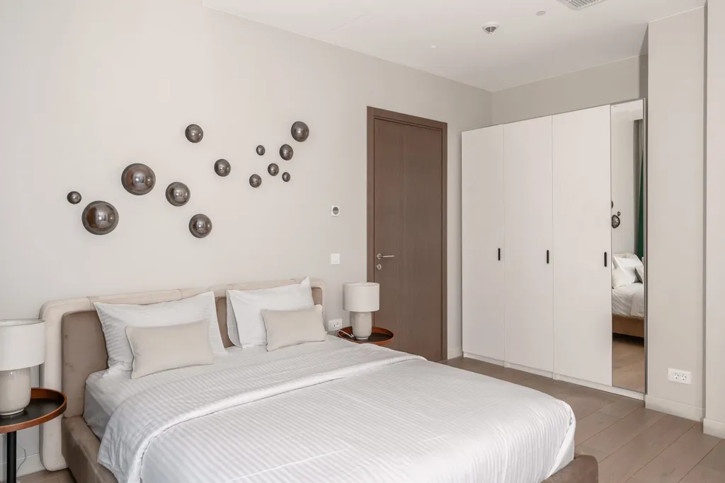 Квартира с угловой спальней и панорамной ванной комнатой