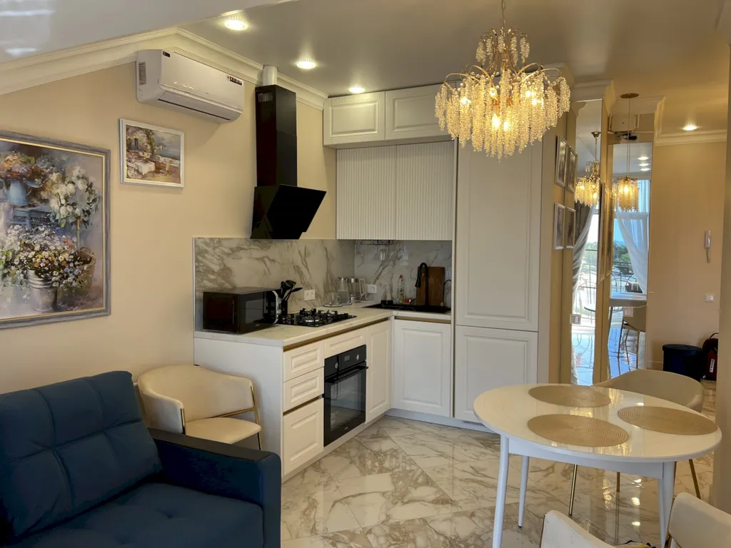 Квартира с балконом и видом на открытое море, Толстый мыс