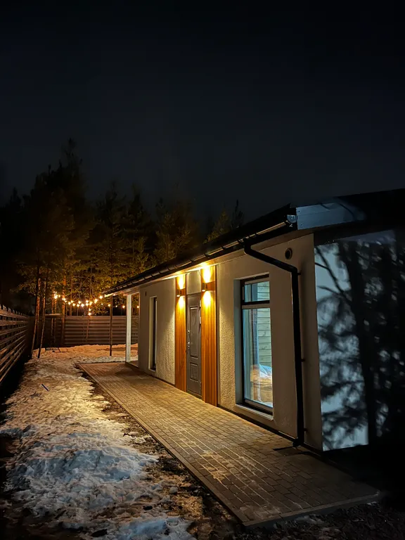 Дом в окружении сосен