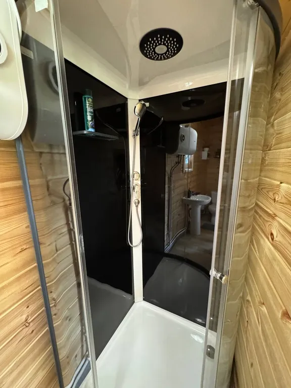 Домик в живописном месте у воды