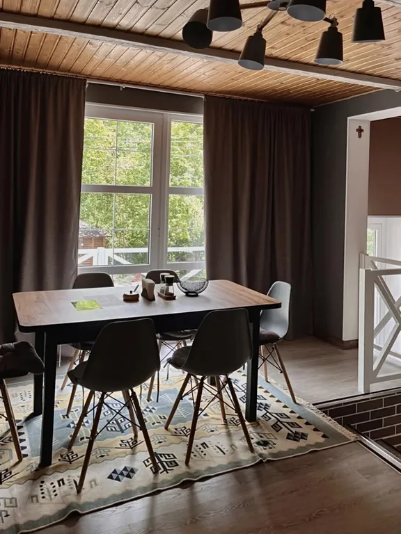 Премиальный Гостевой Дом в темных тонах с видом на горы