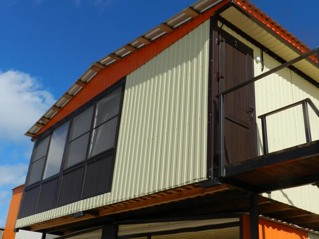 Домики на пляже Золотой Якорь с видом на море