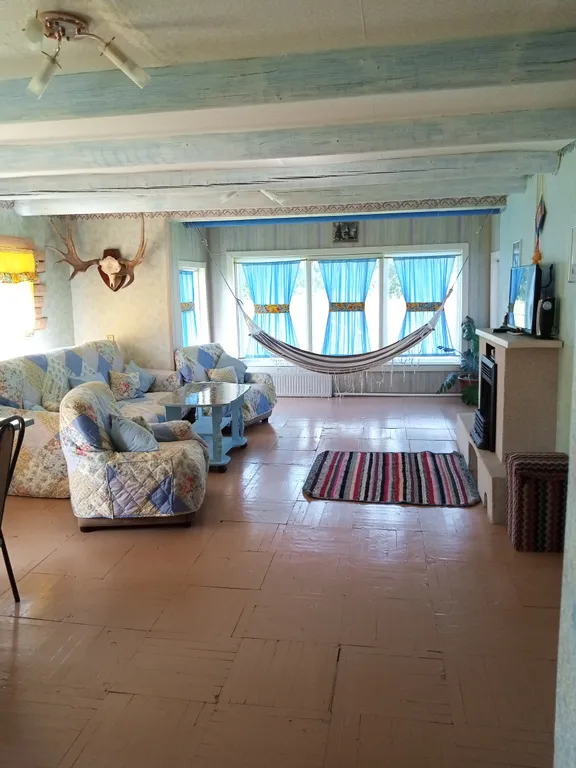 Уютный дом у пруда