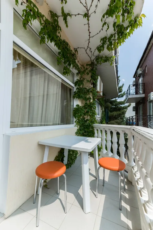 Четырёхместный номер стандарт с балконом, частичный вид на море