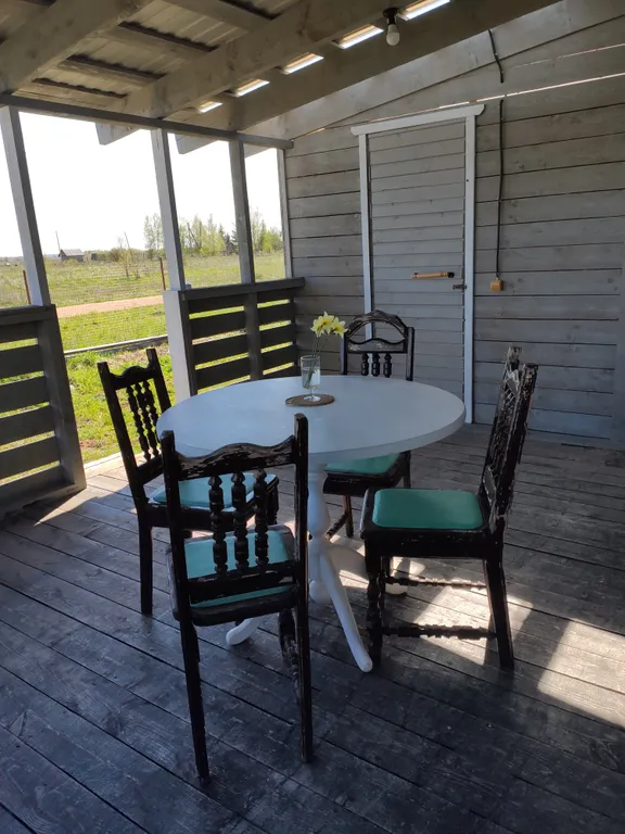 Домик с большой терассой на берегу озера