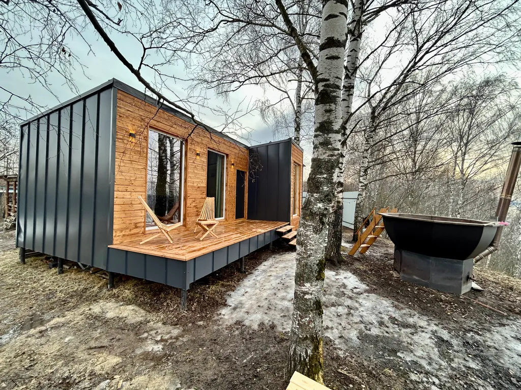 Дом с чаном на берегу реки