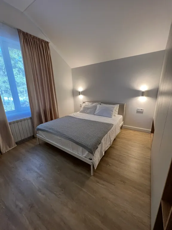 Просторный дом с камином в сосновом лесу