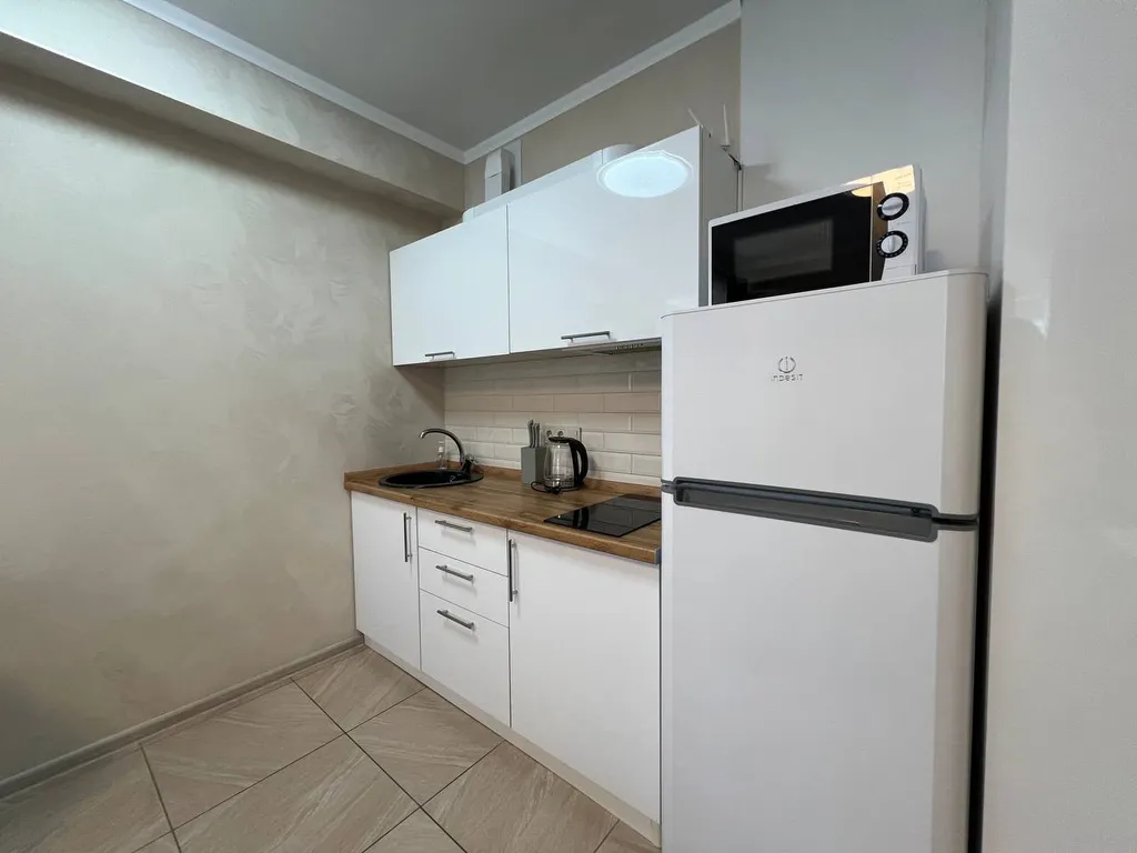 Студия с панорамными окнами и шикарным видом на море