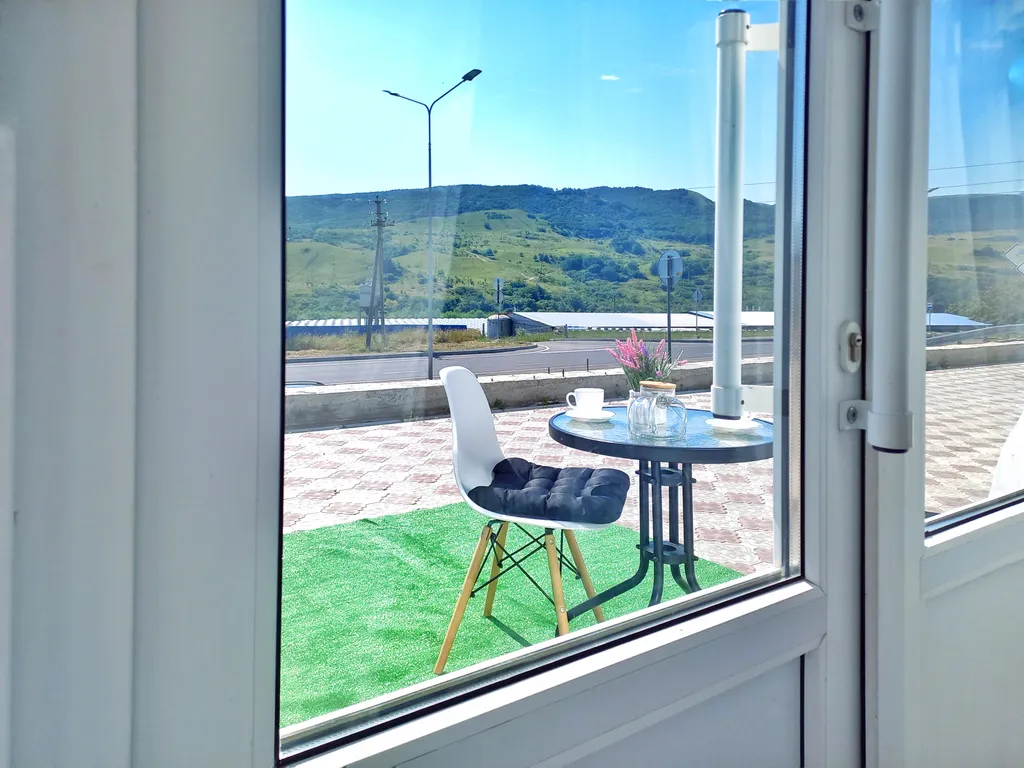 Комфортный семейный номер-студия с видом на горы