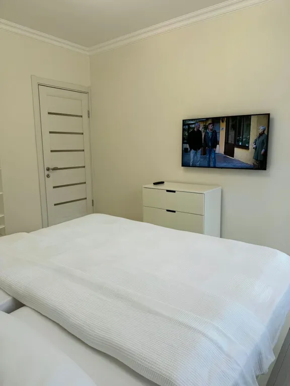 Две изолированные спальни с видом на горы в центре Ялты.