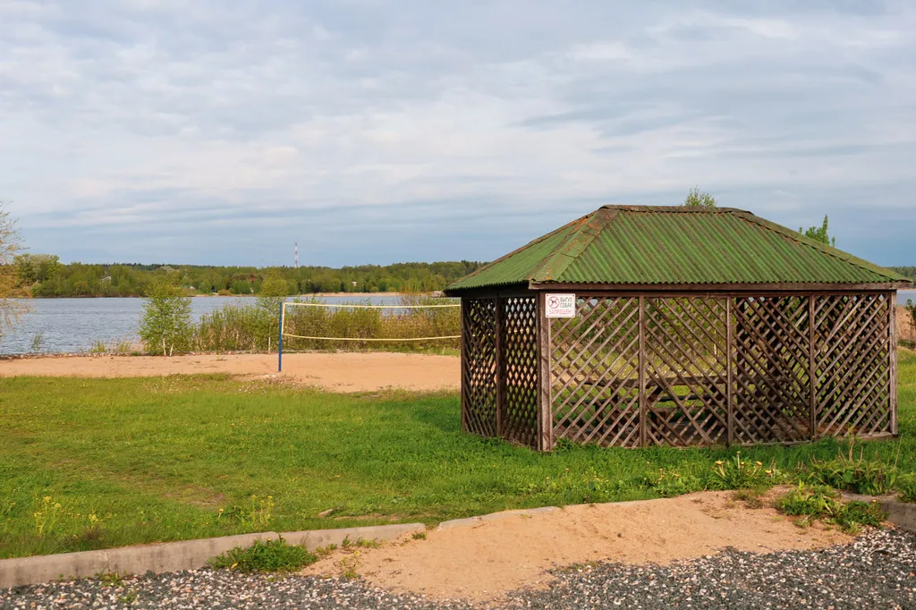 Черный дом на берегу водохранилища