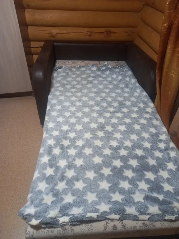 Домик из сосны в городе  С.