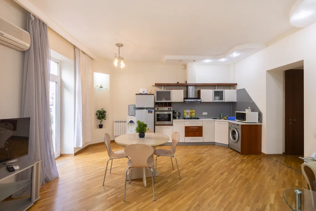 Квартира с видом на улицу Низами, Торговая