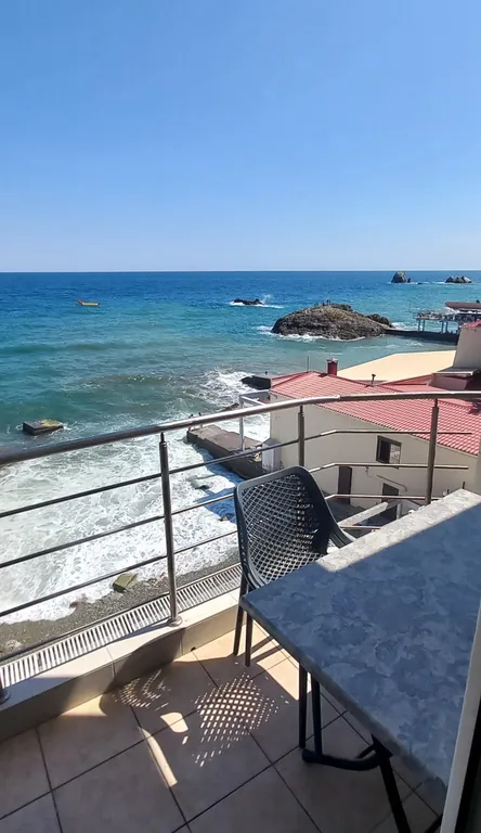 Комфортный номер Морская душа в 10 метрах от пляжа с видом на море