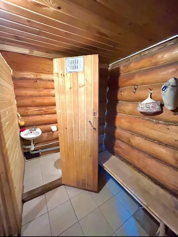 Бревенчатый дом в центре с баней и мангалом