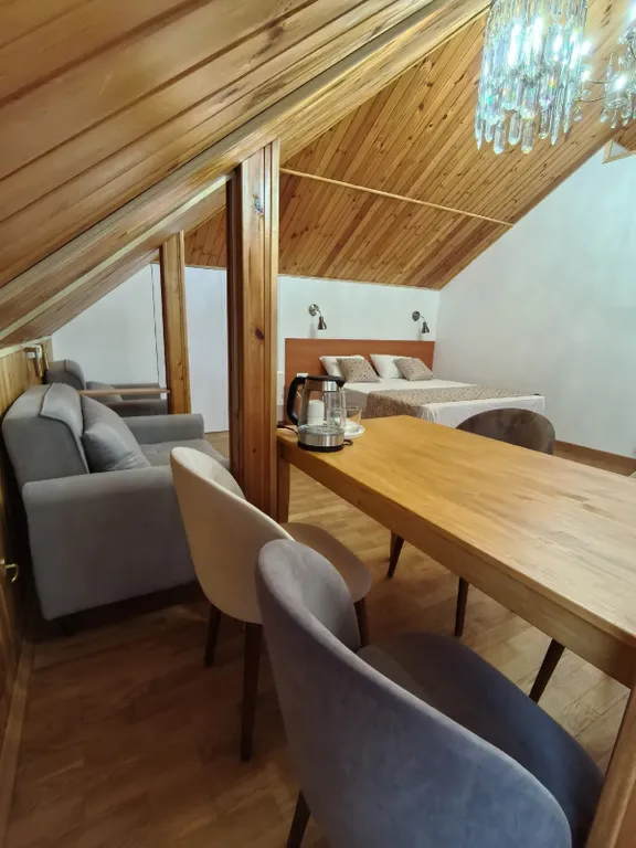 8. Четырехместный номер с тремя кроватями. Мансарда