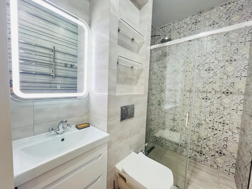 Студия с балконом и бассейном на территории