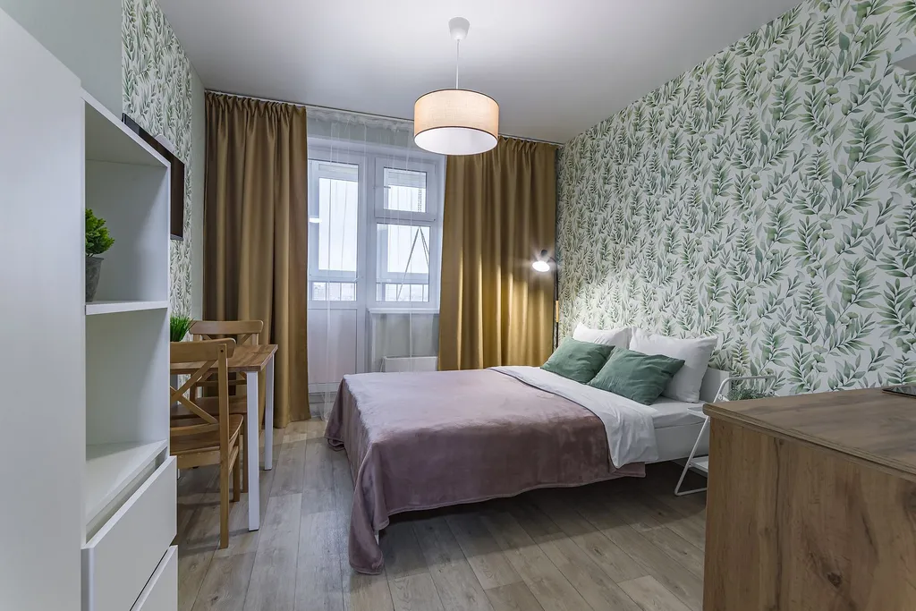 Уютная студия с качелью, у озера