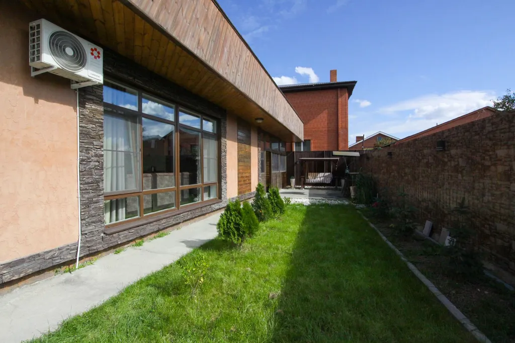 Современный дом с баней и караоке