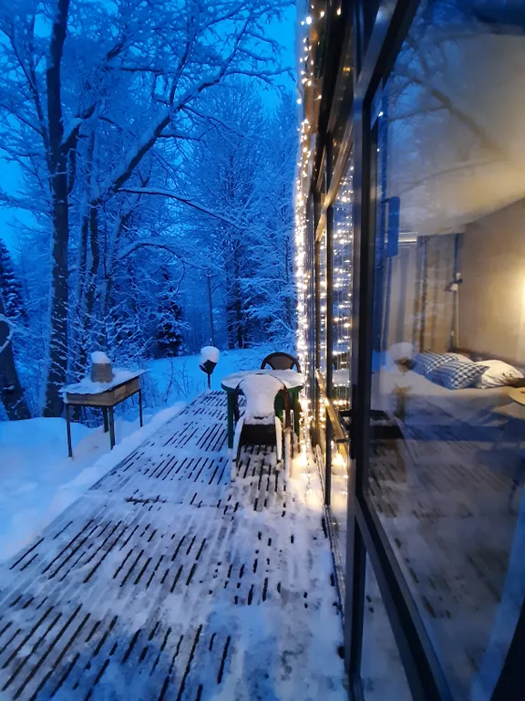 Дом на склоне холма у реки