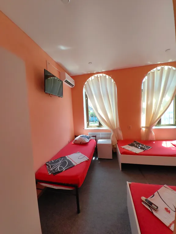 Трёхместный номер на втором этаже