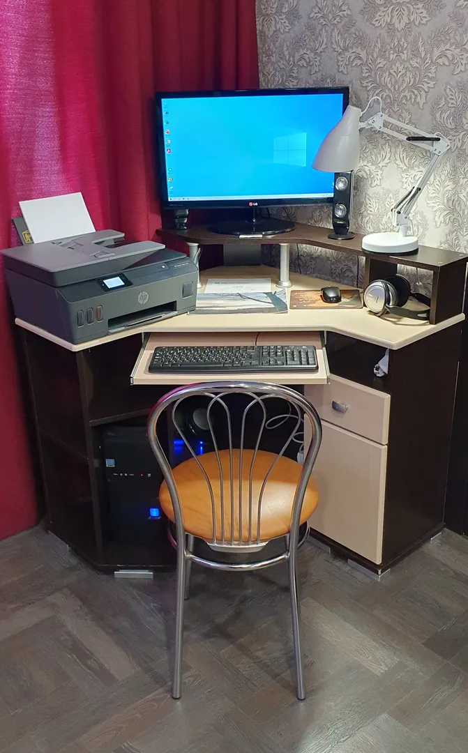 Рабочее место - компьютер, МФУ с цветным принтером и сканером, настольная лампа, наушники и колонки с сабвуфером.