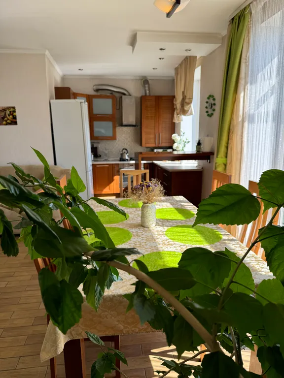 Большая 3-комнатная квартира в самом центре на площади