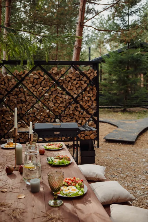 Дом в сосновом лесу с ванной у окна