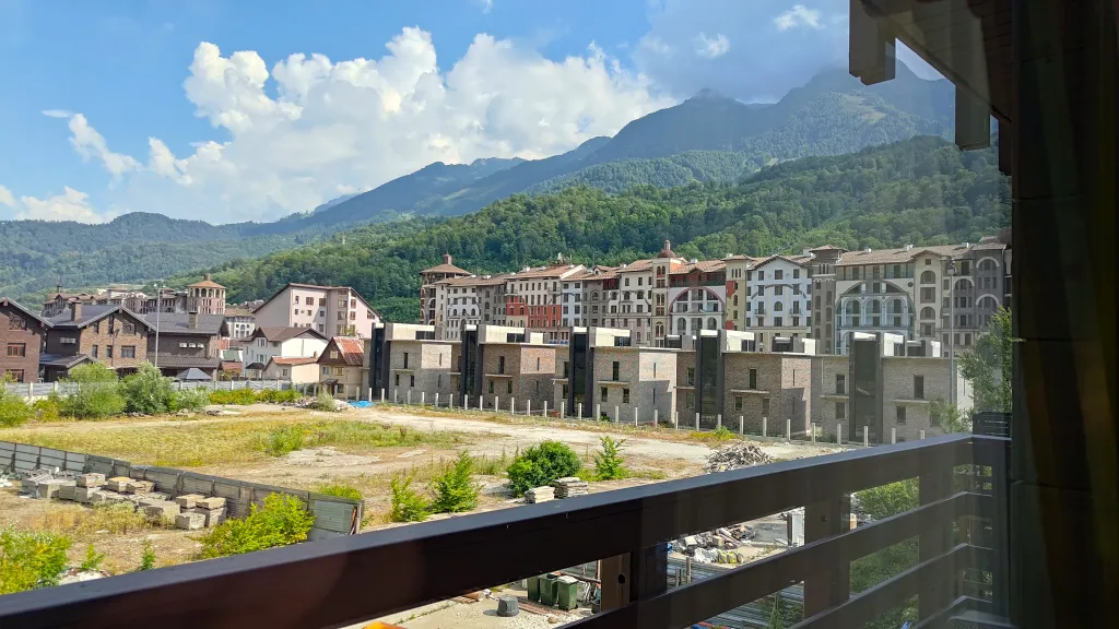 Новый апартамент с балконом и волшебной панорамой гор. Живите в сказке