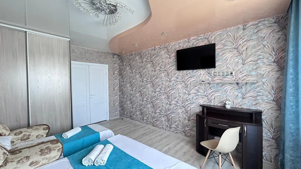 Современная трехкомнатная квартира с большой кухней