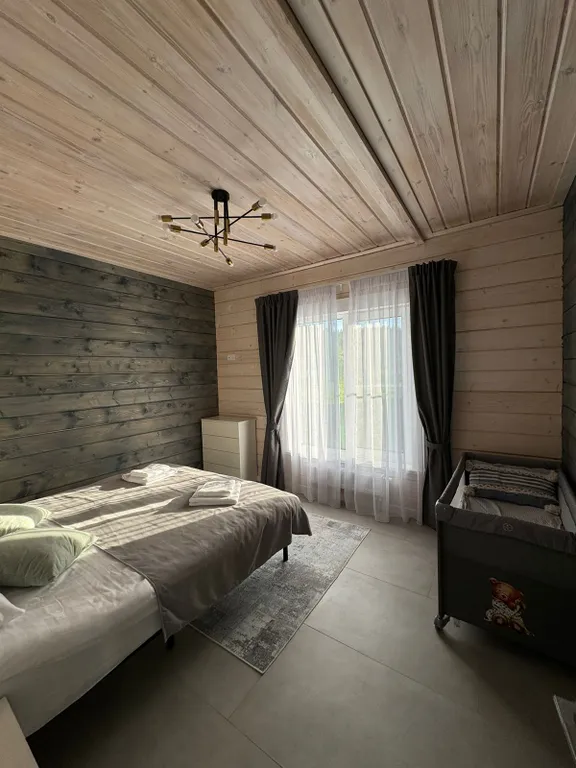 Большой дом с видом на озеро, 3 спальнями, сауной и детской площадкой