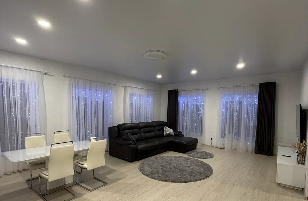 Дом на берегу реки с баней