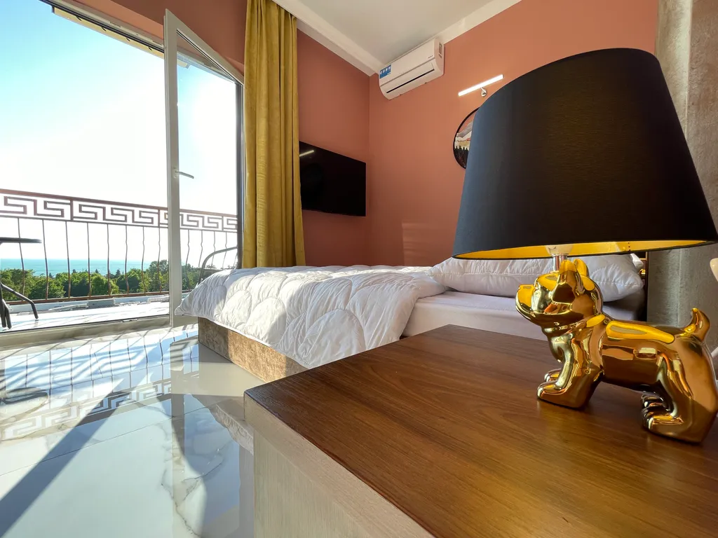 3-комнатная квартира рядом с морем, панорамные окна с видом на море