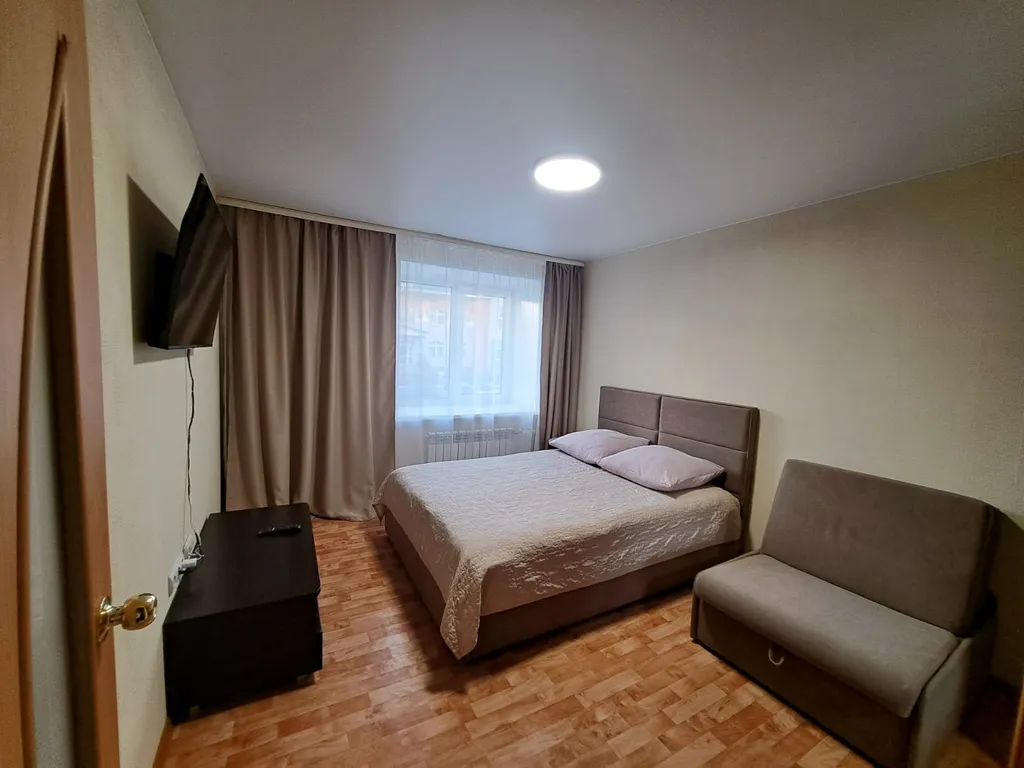 Квартира Просторная однушка с кроватью и смарт ТВ — аренда посуточно в Омск