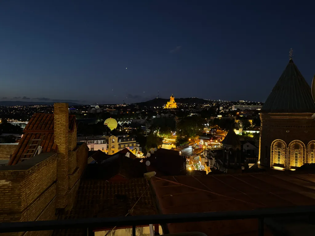 Трёхкомнатные апартаменты в Старом городе с видом на весь Тбилиси