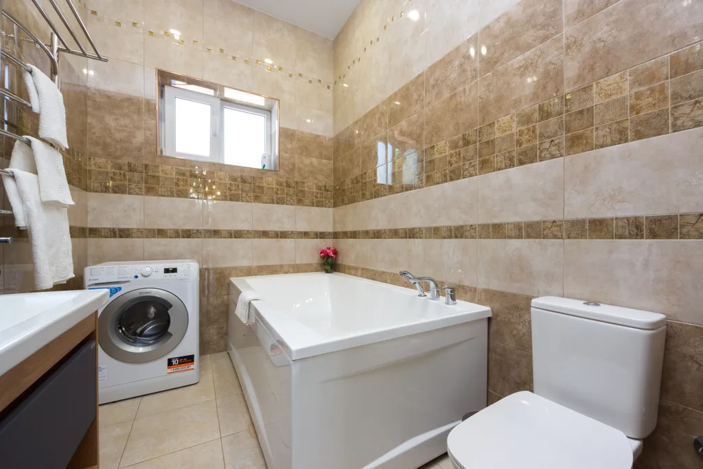 Новый коттедж c 9-ю спальнями бассейном и верандой