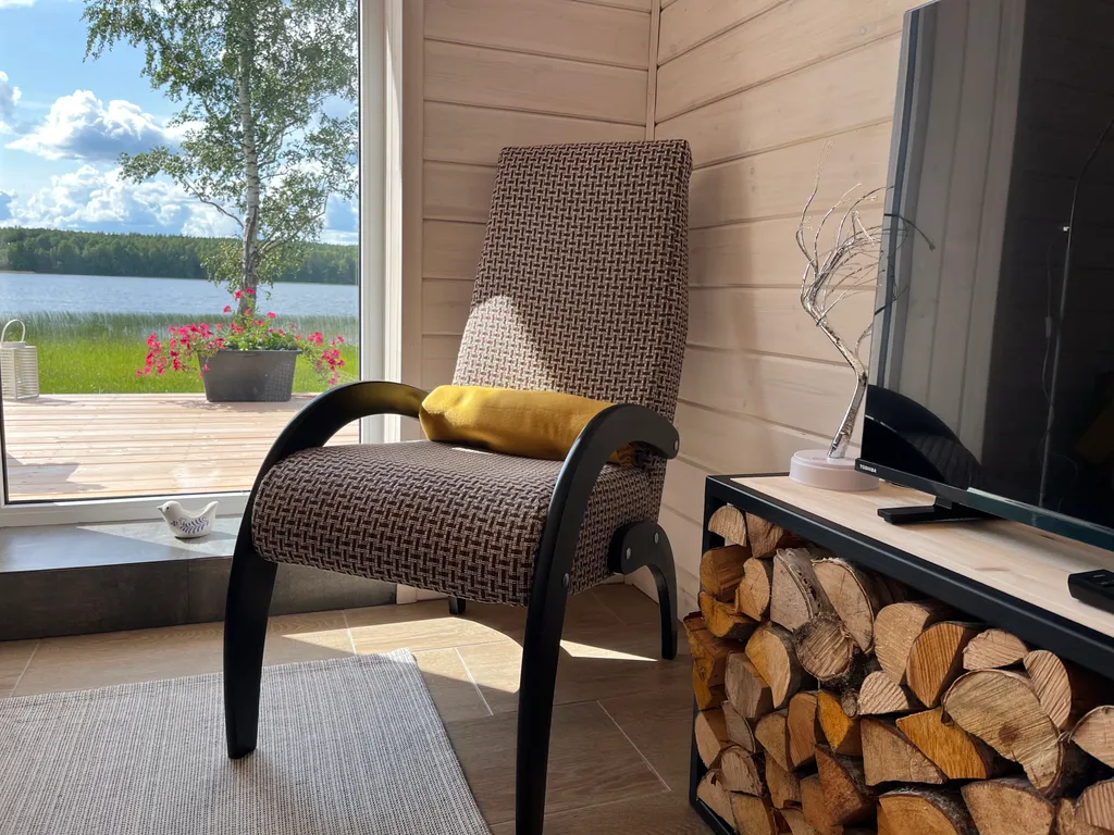 Домик в Карелии на берегу озера