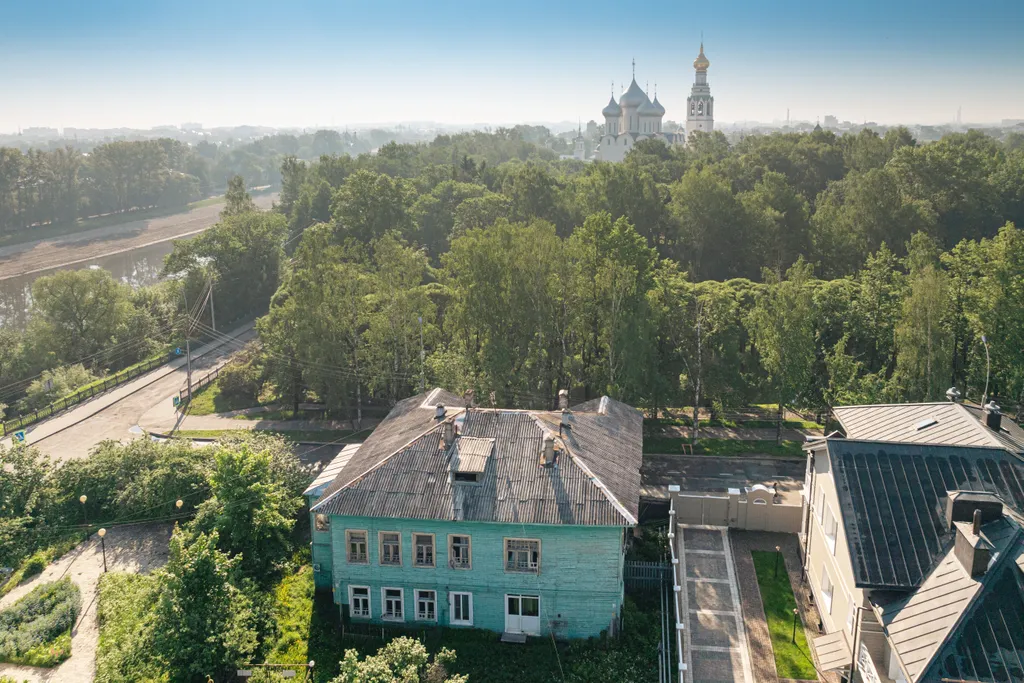Зелёный дом на Набережной вблизи Кремля